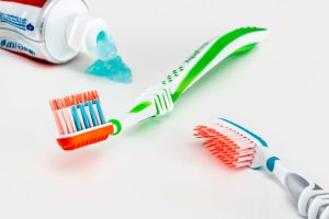 como-fidelizar-pacientes-clinica-dental-cepillos-de-dientes-768x512