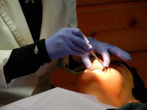 como-fidelizar-pacientes-clinica-dental-revision-768x576