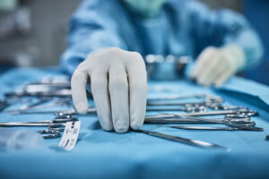 preparación de la sala de cirugía para implantes