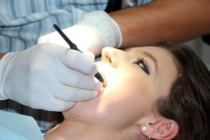 biomateriales-dentales-paciente-clinica-dental-768x512