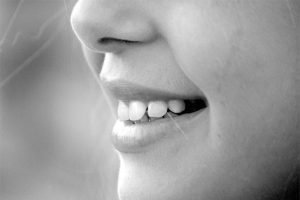 corona-dental-chica-sonriendo.alt_-768x512