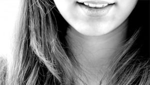 corona-dental-sonrisa-chica.alt_-768x436