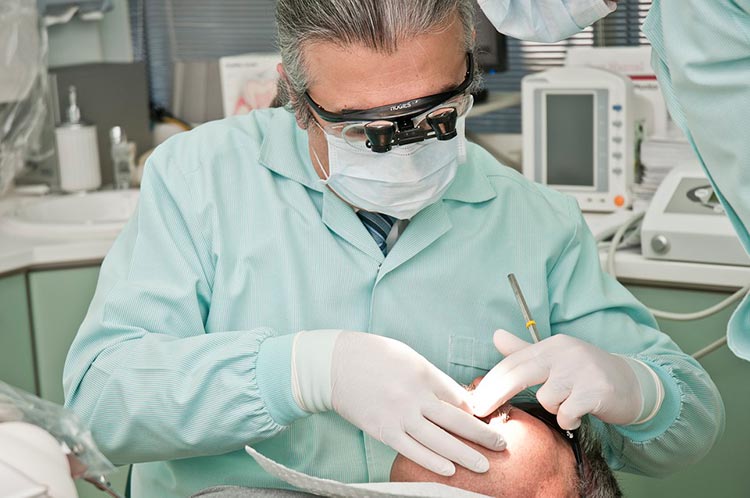 dentista-realizando-una-exploración-bucal-paciente-tipos-de-adhesivos-dentales.alt_