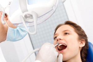 errores-atencion-al-paciente-clinica-dental-revision-periodica-768x512