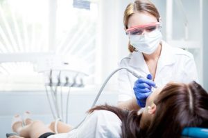errores-atencion-al-paciente-clinica-dental-tratamiento-dental-768x512