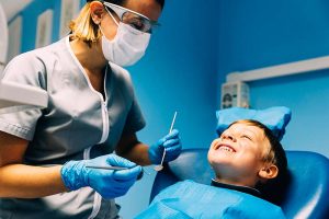 dentista realizando una sesion dental a su paciente